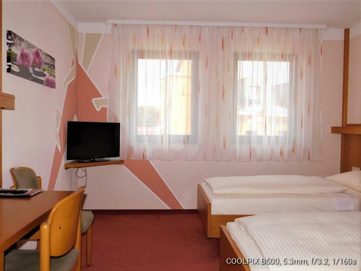 Gasthof Landhotel Gruner Baum Cadolzburg Exterior photo